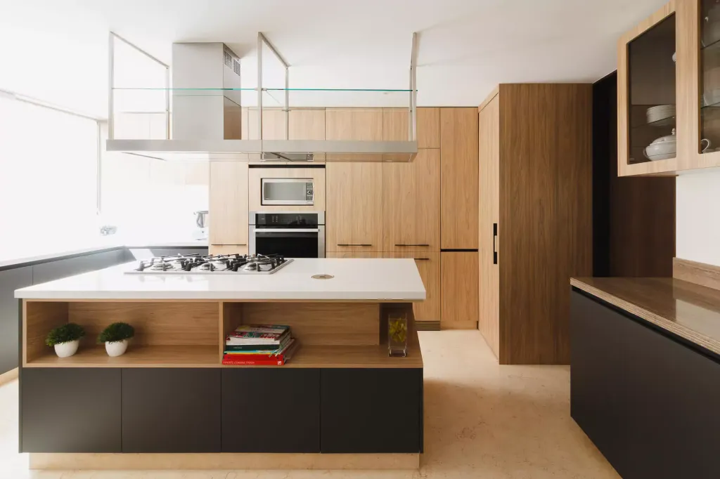 Cocina integral de diseño minimalista en Medellín — carpintería arquitectónica por Cocimaderas